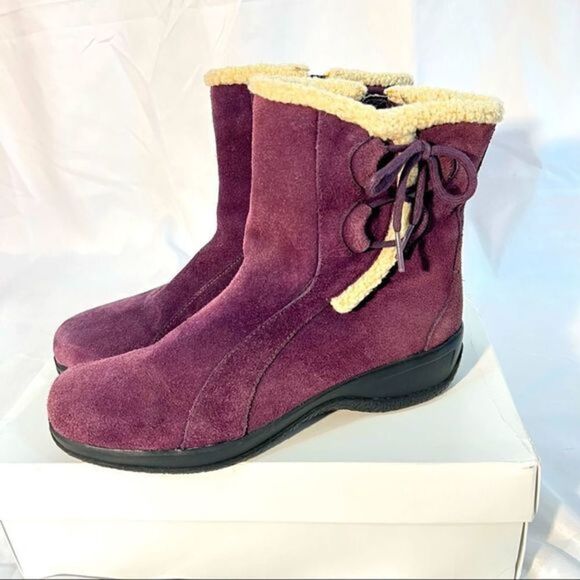 CLARKS SUEDE PURPLE BOOTS WITH SHERPA DETAIL size‎ 6 - Picture 1 of 7